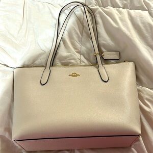 Coach 
Zip Top Tote
COLOR: GOLD/CHALK